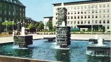 unbekannt: Husemannplatz mit Steinbrunnen (ca. 1963-1985). Postkarte, Sammlung Dirk Ernesti